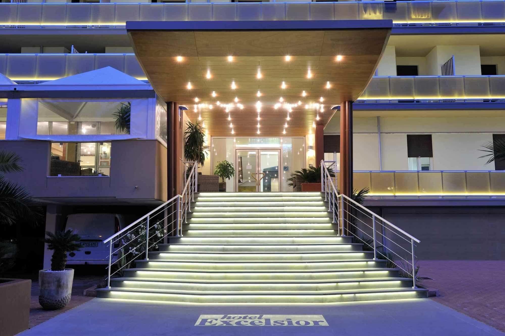 Hotel Excelsior Бибионе Екстериор снимка